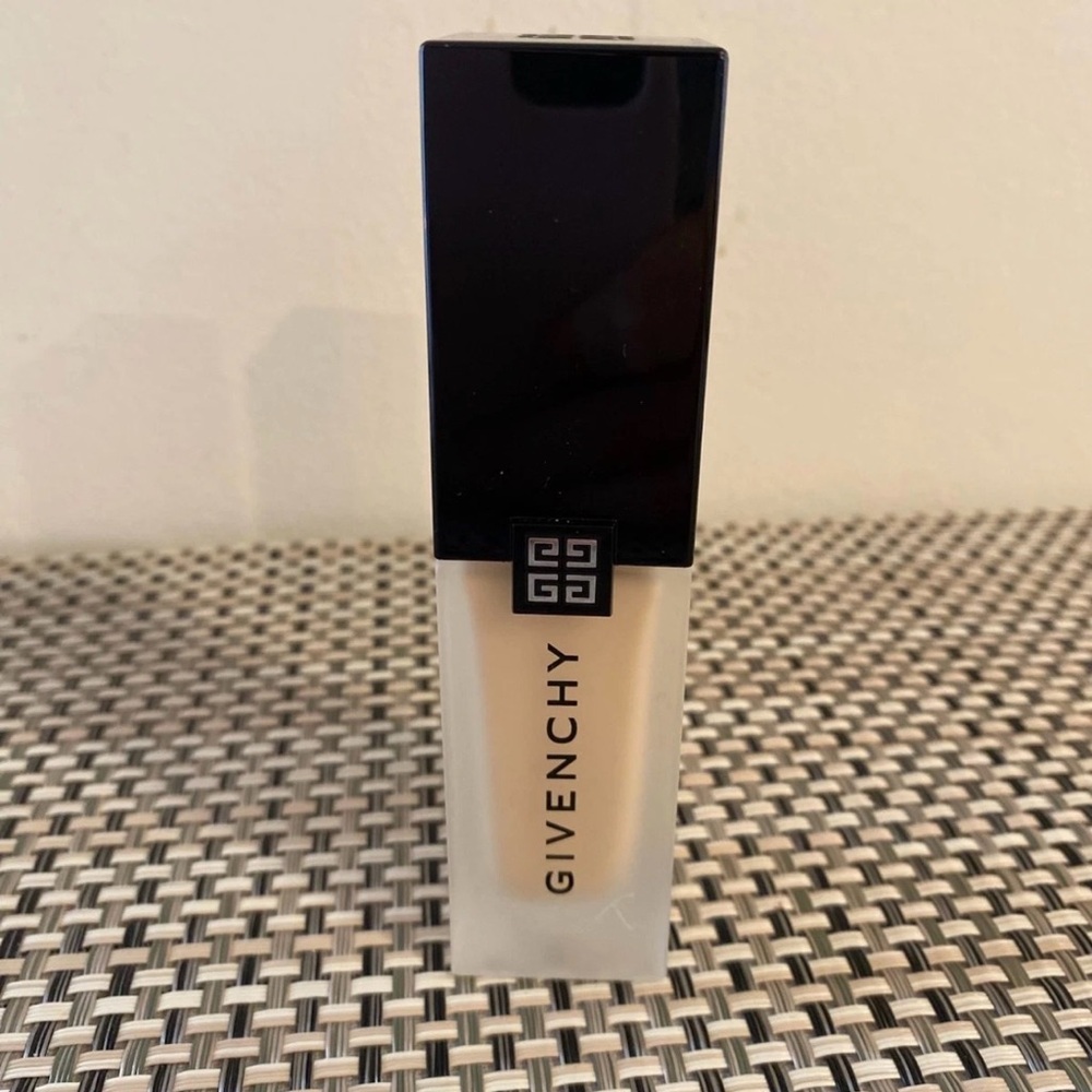 Givenchy Prisme Libre Skin-caring matte foundation 1-N95